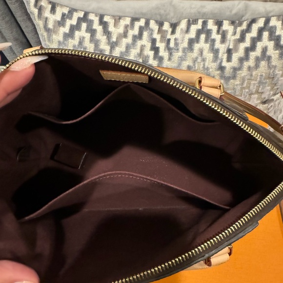 Louis Vuitton Rivoli NV MM - Picture 6 of 16